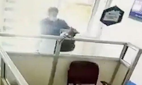 வங்கி அதிகாரியை கொலை செய்த பயங்கரவாதி சுட்டுக்கொலை