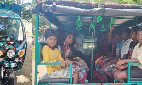 மாணவர்களின் கல்வியை மேம்படுத்த பஸ் வசதி இல்லாத பழங்குடியின கிராமத்திற்கு பேட்டரி வாகனம்