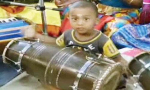 200 ஆண்டு பழமையான கோவில் திருக்கல்யாண நிகழ்ச்சியில் மிருதங்கம் வாசித்த 3 வயது சிறுவன்