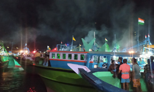 தடைக்காலம் முடிவடைந்ததை தொடர்ந்து தூத்துக்குடியில் இருந்து உற்சாகத்துடன் மீன் பிடிக்க சென்ற விசைப்படகுகள்