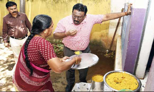 போடி அருகே அரசு பள்ளி, ஆஸ்பத்திரிகளில் கலெக்டர் திடீர் சோதனை
