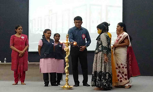 காந்திநகர் ஏ.வி.பி. டிரஸ்ட் மெட்ரிக் பள்ளியில் கலைநிகழ்ச்சி மூலம் மாணவர்களுக்கு உற்சாக வரவேற்பு