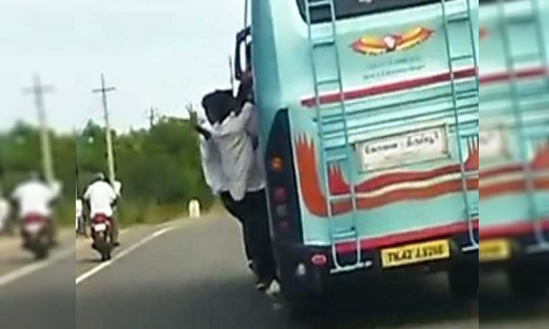 படிக்கட்டுகளில் தொங்கியபடி மாணவர்கள் சாகசம் -  கடிவாளம் போடுமா போலீஸ்!