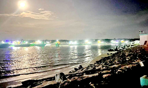 தடை காலம் முடிவடைந்ததையொட்டி சின்னமுட்டம் துறைமுகத்தில் இருந்து இன்று ஒரே நாளில் 300 விசைப்படகுகள் கடலுக்கு சென்றன