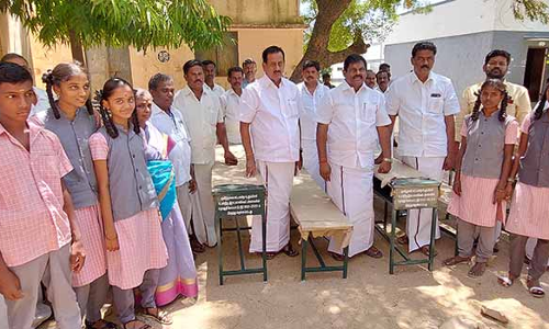 அரசு பள்ளிகளுக்கு ரூ.39 லட்சத்தில் மேஜைகள் - எம்.எல்.ஏ.வழங்கினார்
