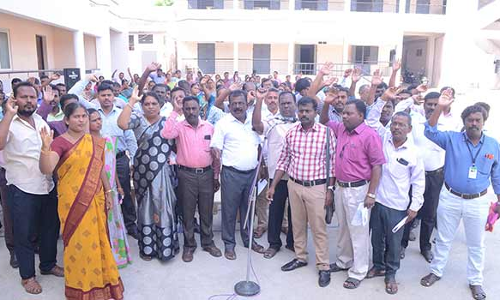 திண்டுக்கல்லில் முதுநிலை பட்டதாரி ஆசிரியர்கள் ஆர்ப்பாட்டம்