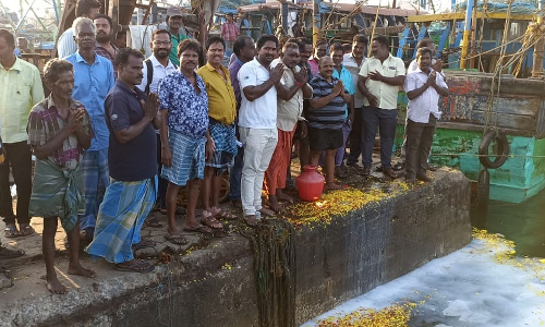 தடைகாலம் முடிந்தது: காசிமேடு மீனவர்கள் கடலுக்கு பூஜை செய்து மீன்பிடிக்க சென்றனர்