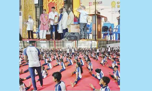 சமகோண ஆசனம் செய்து மாணவர்கள் சாதனை