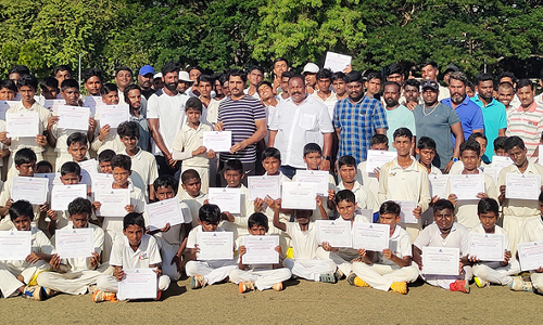 கடலூரில் கிரிக்கெட் பயிற்சி பெற்ற 120 வீரர்களுக்கு  சான்றிதழ்