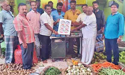 இந்திய நாடார்கள் பேரமைப்பு சார்பில் தென்காசி வியாபாரிகளுக்கு காவல் செயலி ஸ்டிக்கர்கள்