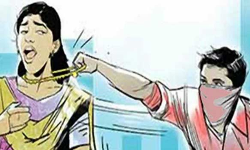 சிவகிரி அருகே கோவில் விழாவில் 4 பெண்களிடம் நகை பறிப்பு