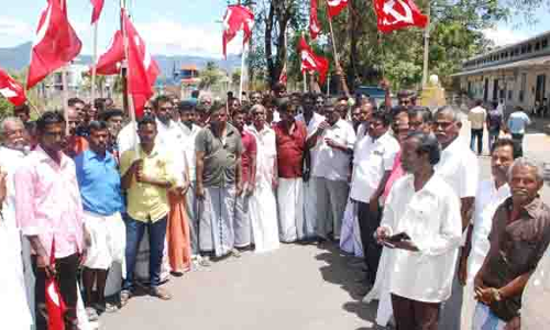 தென்காசியில் கட்டுமான தொழிலாளர்கள் ஆர்ப்பாட்டம்