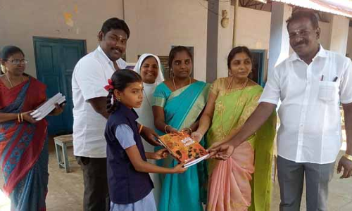 சாயர்புரம் அருகே பள்ளி மாணவ, மாணவிகளுக்கு நோட்டு, புத்தகம்