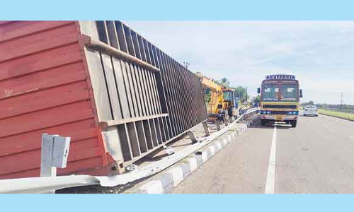 கண்டெய்னர் லாரி கவிழ்ந்து விபத்து; போக்குவரத்து பாதிப்பு