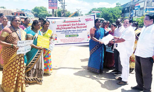 அரசு பள்ளியில் சேர வீடு வீடாக சென்று துண்டு பிரசுரம்