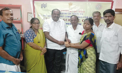 குடியாத்தத்தில் நெசவாளர்களுக்கு அடையாள அட்டை