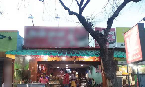 குமாரபாளையத்தில் மரம் சாய்ந்து விழும் அபாயம்