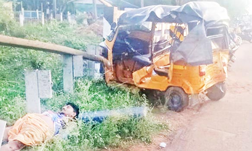 கார் மோதி டிரைவர் பலி - 3 பெண்கள் படுகாயம்