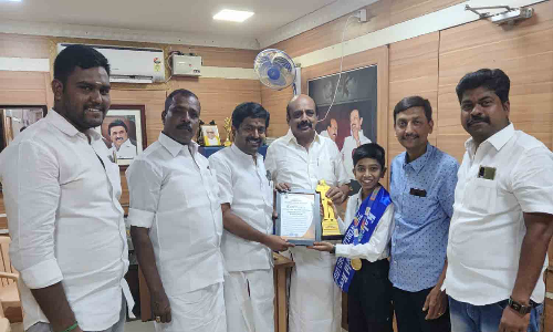 உலக சாதனை படைத்த மாணவனுக்கு பாராட்டு