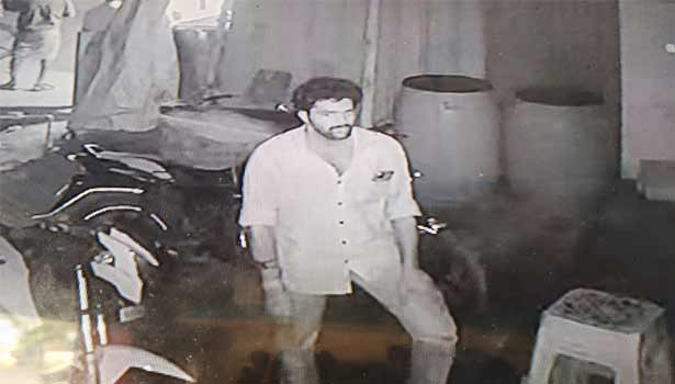 ஆத்தூர் அருகே கடைக்குள் புகுந்து செல்போன், மோட்டார்சைக்கிள் திருட்டு ஆத்தூர் அருகே கடைக்குள் புகுந்து செல்போன், மோட்டார்சைக்கிள் திருட்டு