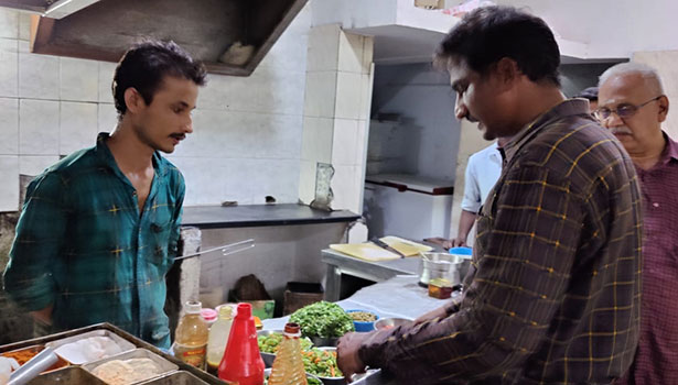 அரியலூரில் தனியார் உணவகத்தில் குழிப்பணியாரத்தில் இரும்பு கம்பி கிடந்ததால் பரபரப்பு அரியலூரில் தனியார் உணவகத்தில் குழிப்பணியாரத்தில் இரும்பு கம்பி கிடந்ததால் பரபரப்பு