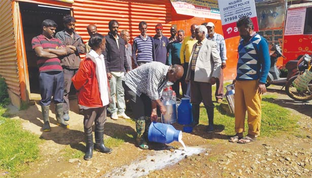 ஊட்டியில் உரிய விலை கேட்டு ரோட்டில் பாலை கொட்டி பால் உற்பத்தியாளர்கள் போராட்டம்