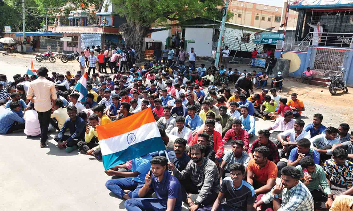 அக்னி பாதை திட்டத்தில் ராணுவத்திற்கு ஆள்சேர்ப்பை எதிர்த்து இளைஞர்கள் போராட்டம் அக்னி பாதை திட்டத்தில் ராணுவத்திற்கு ஆள்சேர்ப்பை எதிர்த்து இளைஞர்கள் போராட்டம்