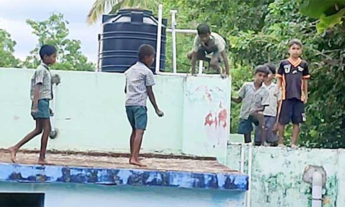 அரசு பள்ளியில் ஆபத்தான முறையில் மாடியில் ஏறி சுத்தம் செய்யும் மாணவர்கள்