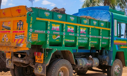 மணல் கடத்திய டிப்பர் லாரி பறிமுதல்