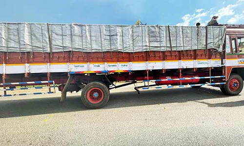 ஒட்டன்சத்திரத்தில் கேரளாவுக்கு மாடுகளை ஏற்றி சென்ற லாரி சிறைபிடிப்பு