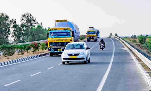 உடுமலையில் கிடப்பில் கிடக்கும் விபத்து தடுப்பு மேம்பாட்டு பணிகள்