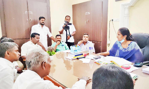 சுருக்குவலை மீனவர்களுடன் அமைதி பேச்சுவார்த்தை