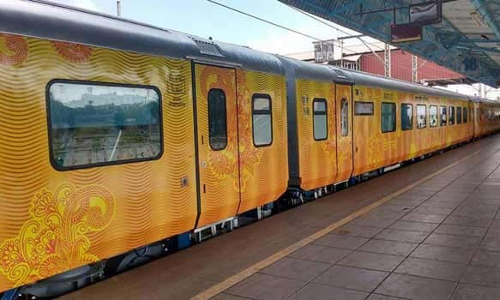 தேஜஸ் ரெயிலில் பயணிகள் வருகை குறைவு- மாதம் ரூ.1 கோடி இழப்பு ஏற்படுவதாக தகவல்