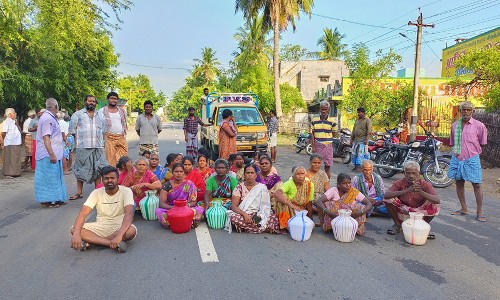 குடிநீர் வழங்காததை கண்டித்து ஊராட்சிமன்ற அலுவலகத்தை பொதுமக்கள் முற்றுகையிட்டனர்