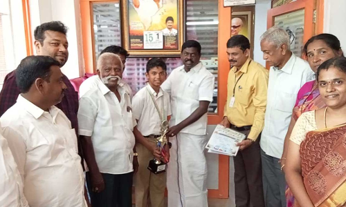 சர்வதேச வில்வித்தை போட்டியில்  தங்கம் வென்ற பள்ளி மாணவனுக்கு பாராட்டு