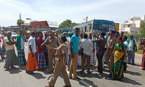 துணை மின் நிலைய பணியை விரைவாக தொடங்க கோரி விவசாயிகள் சாலை மறியல்