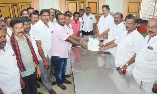 கிருஷ்ணகிரியில்   தி.மு.க. ஒன்றிய செயலாளர் பதவிகளுக்கு   போட்டியிடுபவர்கள் விருப்ப மனு