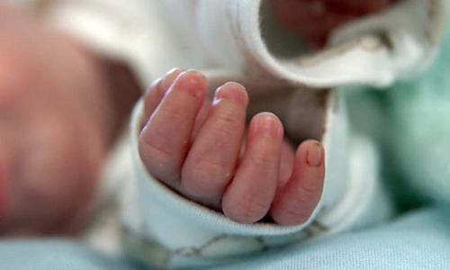 ரோட்டோரம் கிடந்த பச்சிளம் குழந்தை பிணம்