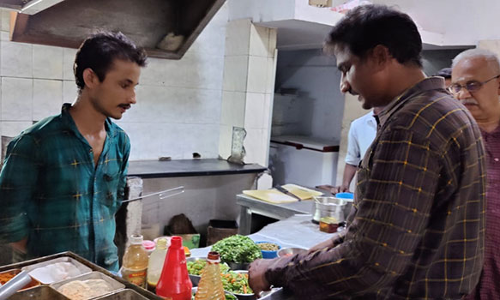 அரியலூரில் தனியார் உணவகத்தில் குழிப்பணியாரத்தில் இரும்பு கம்பி கிடந்ததால் பரபரப்பு