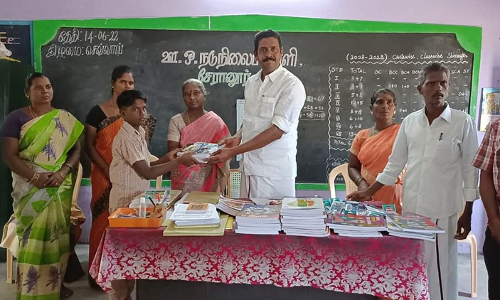 சேரானூர் பள்ளியில் மாணவர்களுக்கு இலவச பாடப்புத்தகம்