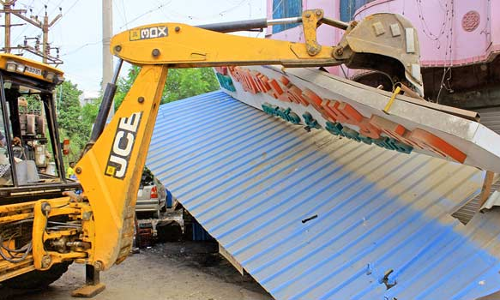 மேலப்பாளையத்தில் நெடுஞ்சாலையோர ஆக்கிரமிப்புகள் அகற்றம்- வியாபாரிகள் வாக்குவாதம்