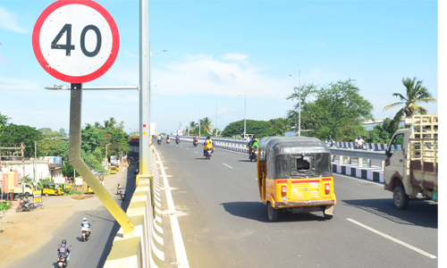 கோவை–- திருச்சி சாலை மேம்பாலத்தில் வாகனங்களின் வேகத்தை கட்டுப்படுத்த தடுப்புகள் அமைப்பு