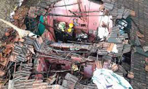 பெரம்பலூரில் பெய்த மழைக்கு இடிந்து விழுந்த வீட்டின் மேற்கூரை