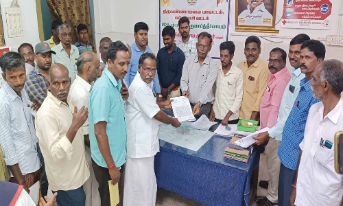 சுடுகாடு அமைக்க இடம் கேட்டு கிராம மக்கள் மனு