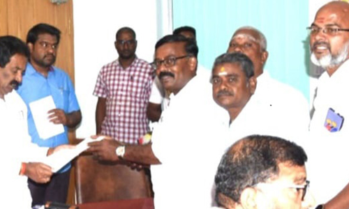 சேதமடைந்த சாலைகளை சீரமைக்க காங்கிரசார் கோரிக்கை மனு