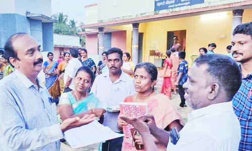 அரசு திட்டப்பணிகள் செயல்பாடுகள் குறித்து அதிகாரி ஆய்வு