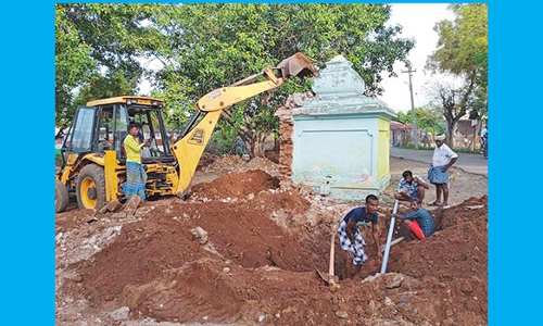 300 ஆண்டு பழமை வாய்ந்த கோவில் இடிப்பு