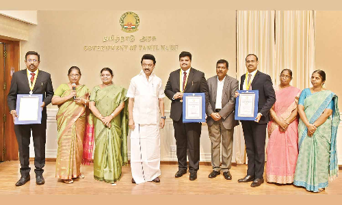 தஞ்சை கலெக்டருக்கு முதல்-அமைச்சர் பதக்கம் வழங்கி பாராட்டு