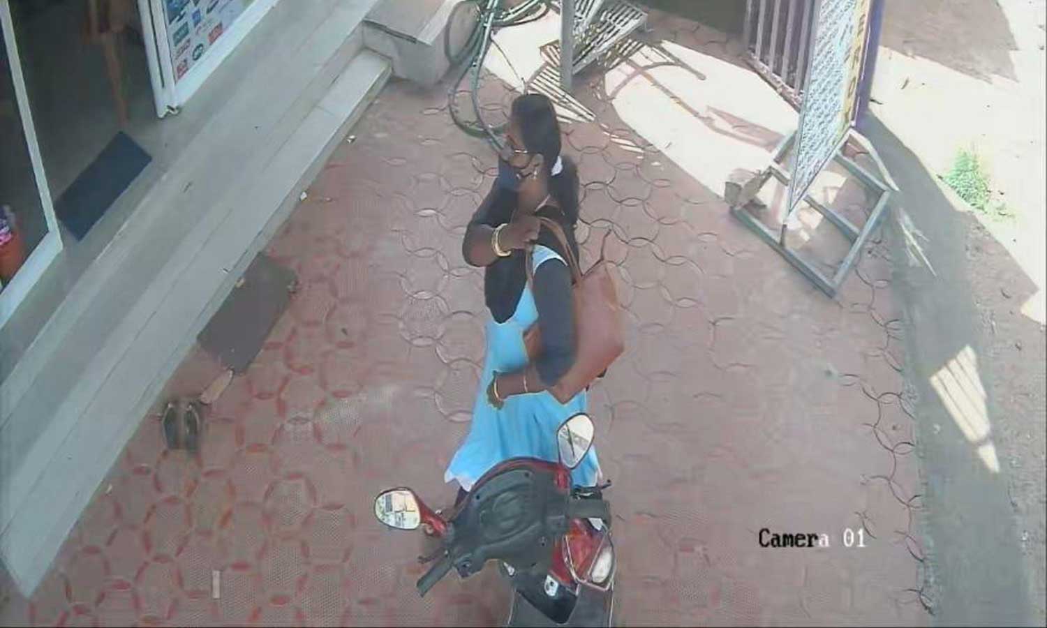 குமரி மாவட்டம் முழுவதும் போலி நகைகளை அடகு வைத்து சொகுசு வாழ்க்கை நடத்திய தம்பதி - போலீஸ் விசாரணையில் பரபரப்பு தகவல் குமரி மாவட்டம் முழுவதும் போலி நகைகளை அடகு வைத்து சொகுசு வாழ்க்கை நடத்திய தம்பதி - போலீஸ் விசாரணையில் பரபரப்பு தகவல்