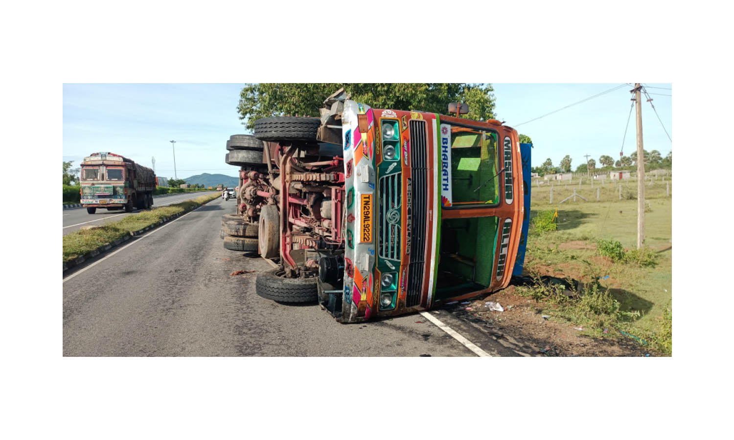 நல்லம்பள்ளி அருகே மாட்டுத்தீவனம் ஏற்றி வந்த லாரி கவிழ்ந்து விபத்து நல்லம்பள்ளி அருகே மாட்டுத்தீவனம் ஏற்றி வந்த லாரி கவிழ்ந்து விபத்து